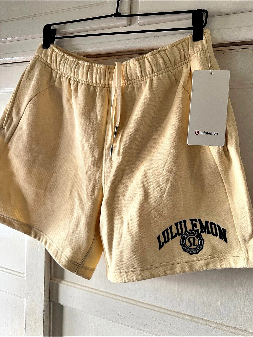 lululemon Scuba Mid-Rise Oversized Short 7" *Graphic Cream Large